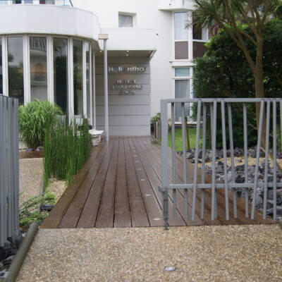 Pose de clôture et création d'une terrasse