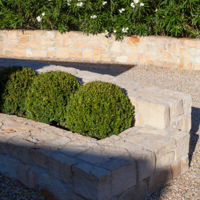 Création mur pierre jardin Pays Basque