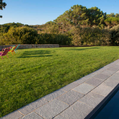 Gazon terrasse piscine Ciboure